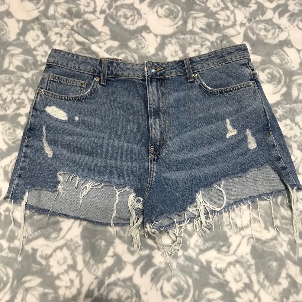 FOREVER 21 DISTRESSED HIGH WAISTED JEAN SHORTS!